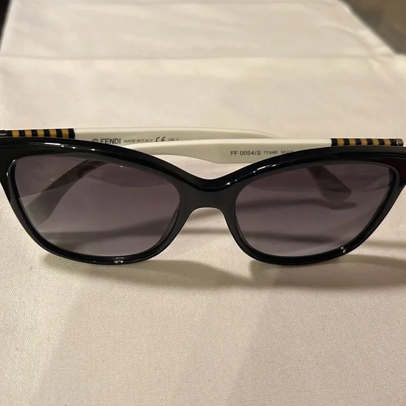 FENDI FF 0054 Rectangular shape,Black & white Retro with  display picture 2